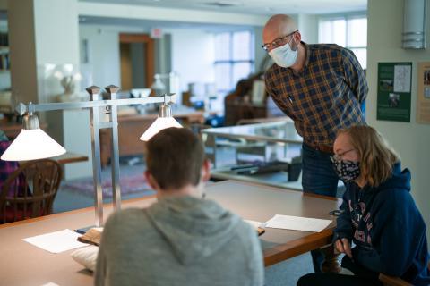 Faculty member mentoring students